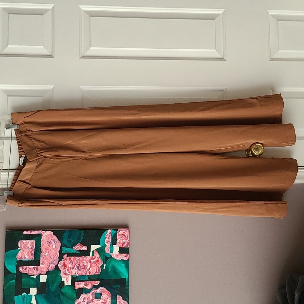 Wide-leg, high-waisted capri pants